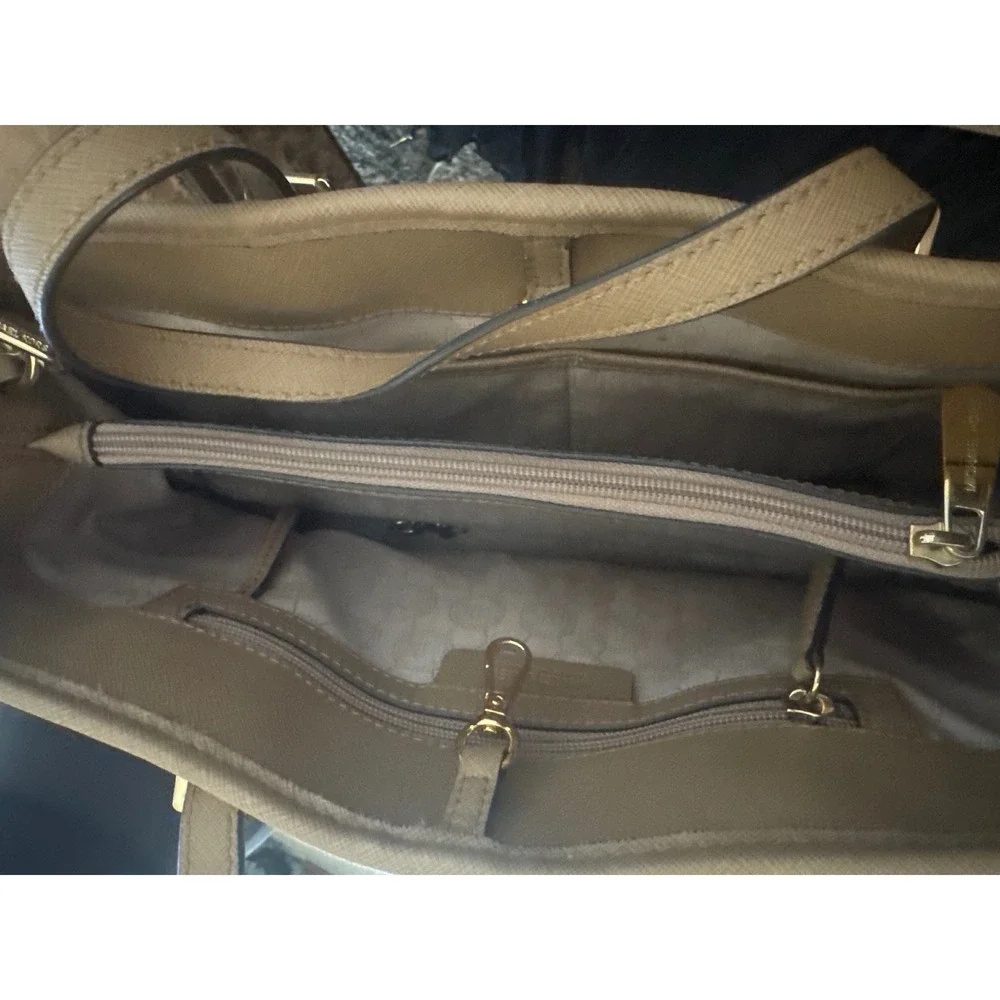 Michael Kors Jet Set Tan Saffiano Leather Satchel Crossbody Bag AV-1501 preloved